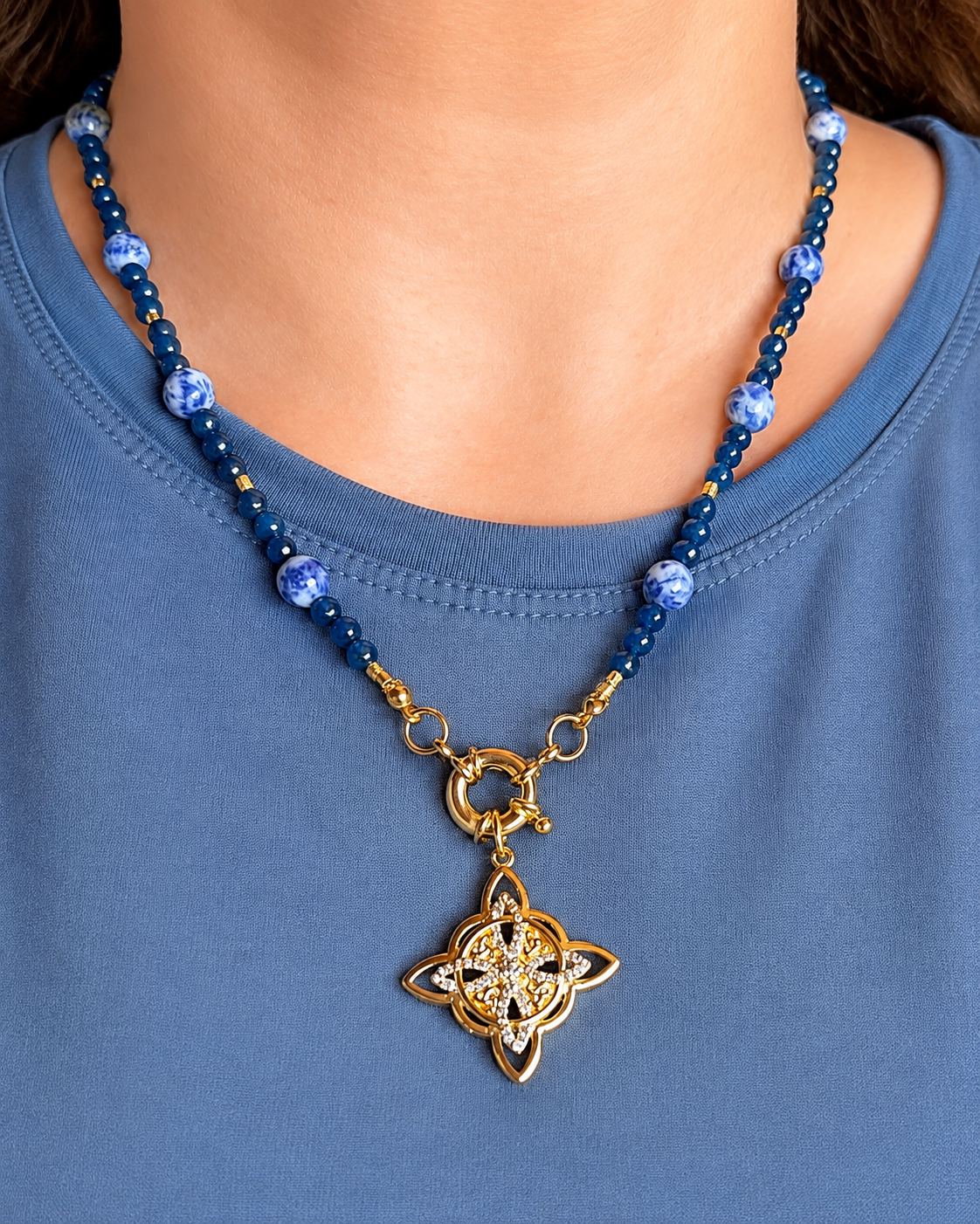 Collar Cuentas Azul con Dije Flor Dorada y Nacar
